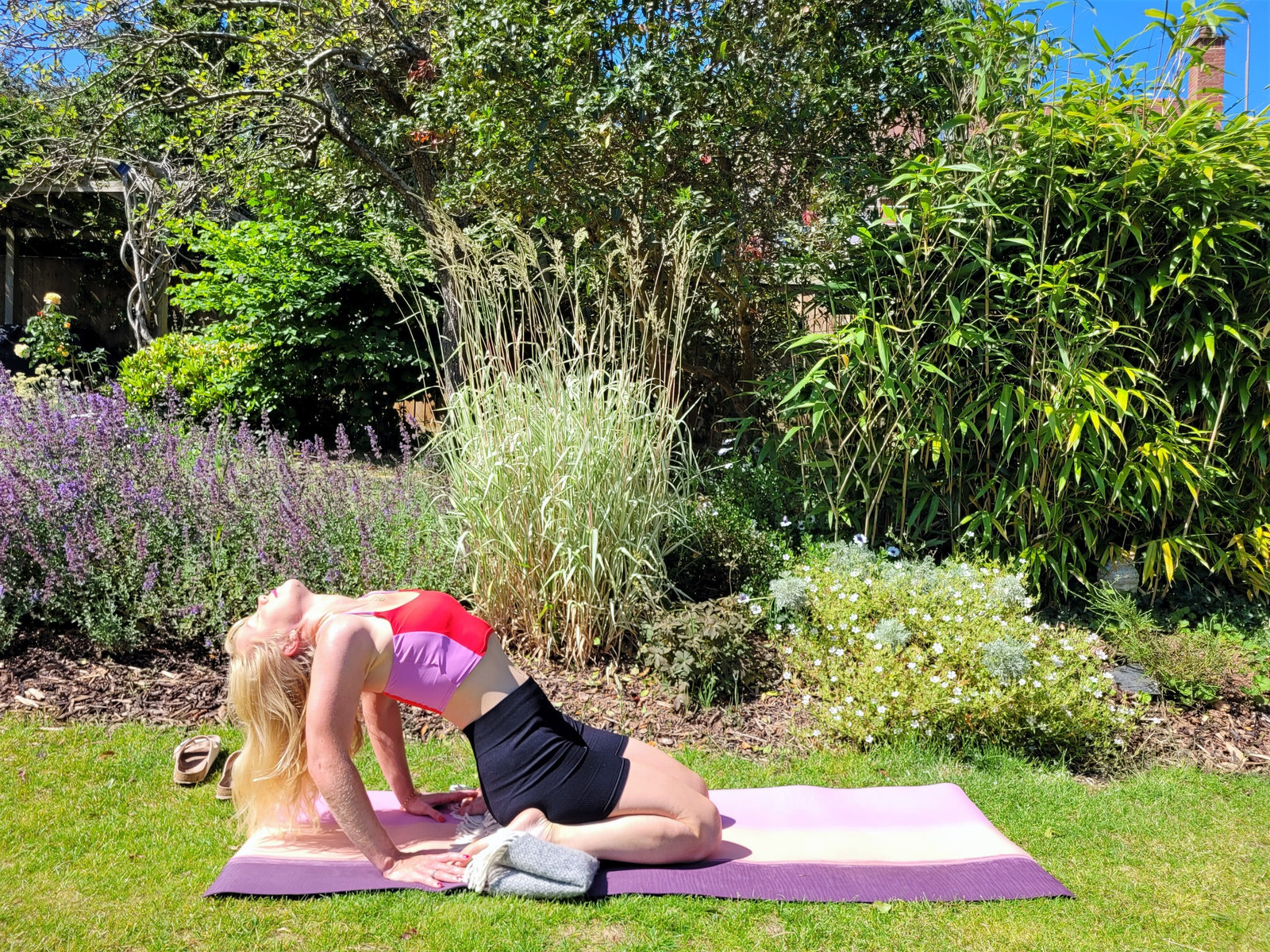 Hero pose demonstrated as a post-run yoga stretch for the quads, with the ankles supported on a rolled blanket